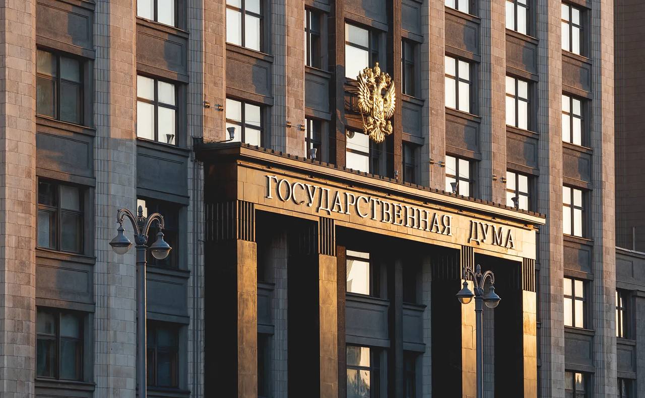 Госдума отобрала одного депутата у Калужской области в третьем чтении Закон о новой схеме округов сегодня прошел через нижнюю палату парламента. Как ранее писал ES!-канал, изменения назвали чистой арифметикой. В Москве, Московской области и Краснодарском крае выросло число жителей. Плюс в составе России появились новые регионы. А в результате Калужская область лишается одного депутата в Госдуме. Теперь закон отправят в Совет Федерации и на подпись президенту. Выборы по новой схеме пройдут в 2026 году. ES! - канал. Подписаться