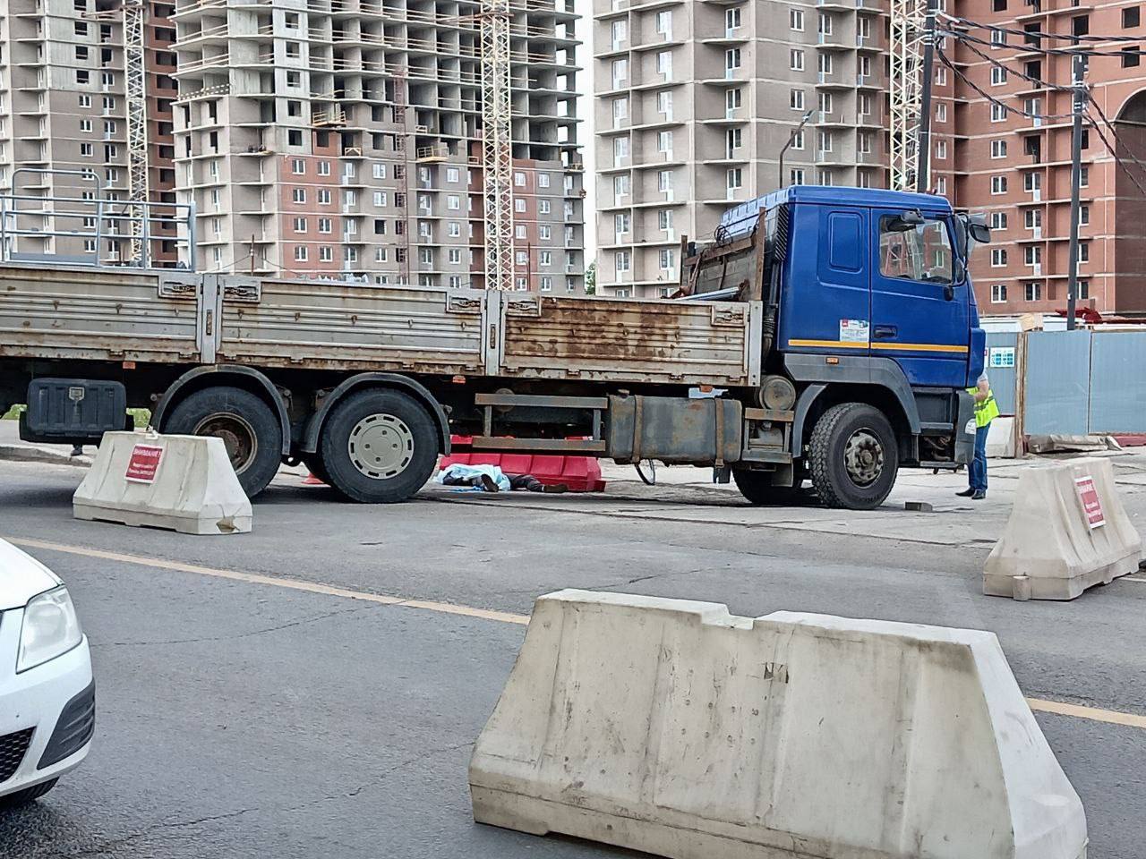 Велосипедистка погибла под колесами грузовика в Петербурге. Трагедия произошла утром 30 мая на Советском проспекте: водитель грузовика, поворачивая на второстепенную дорогу, сбил женщину на велосипеде. От полученных травм она скончалась на месте. Полиция устанавливает все обстоятельства аварии и личность погибшей. Места СПб Новости СПб