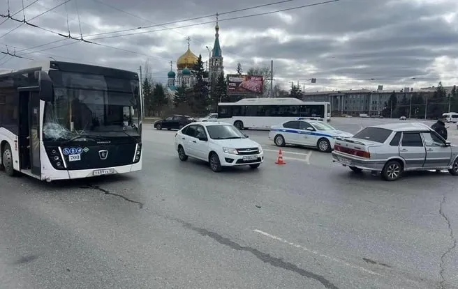 В центре Омска водитель ВАЗа влетел в автобус есть пострадавшие Около 11 часов утра водитель автомобиля ВАЗ 2115 ехал по улице Орджоникидзе и хотел пересечь перекресток с Интернациональной Но по ней в это же время двигался автобус Нефаз маршрут 33 3 я Железнодорожная Бархатовой с 15 пассажирами Произошло столкновение около КДЦ Маяковский В результате у автобуса оказалось разбито лобовое стекло а у ВАЗа деформировалась крыша Как сообщают в полиции автобусе никто не пострадал и медпомощь потребовалась только виновнику аварии водителю легковушки Здесь новости грузит быстрее
