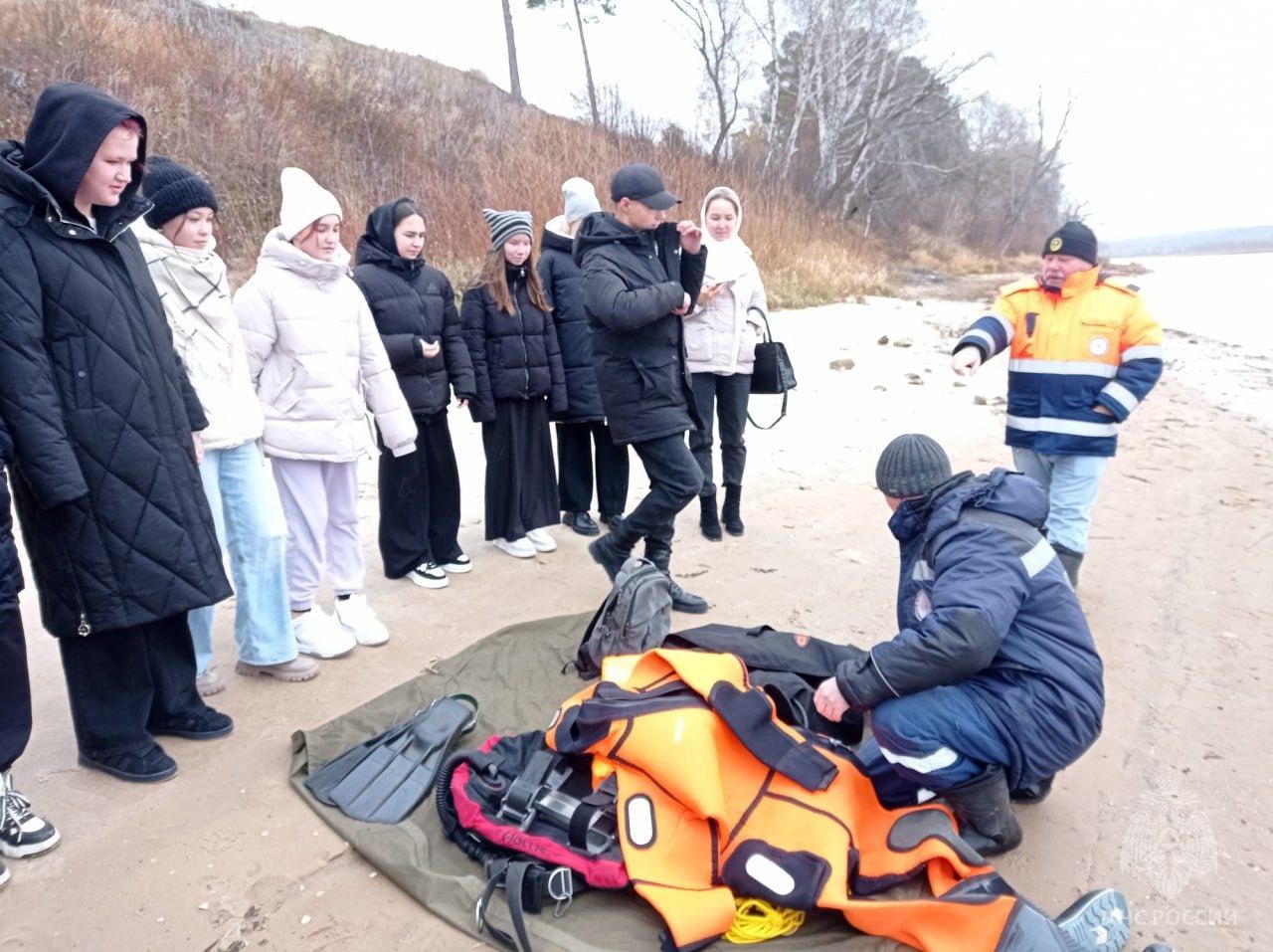 Школьникам напомнили о безопасности на зимних водоемах   В Марий Эл в рамках месячника безопасности на водных объектах специалисты Центра ГИМС Главного управления МЧС России по Республике Марий Эл проводят для обучающихся образовательных организаций тематические уроки по соблюдению правил безопасности на льду и действиям в экстремальных ситуациях.   На этой неделе представители Звениговского участка Центра ГИМС и Звениговской аварийно-спасательной группы ГБУ РМЭ «МАСС» организовали практическое мероприятие на берегу Волги для учащихся 6 и 8 классов Звениговской санаторной школы-интерната.   В рамках мероприятия спасатели напомнили ребятам о правилах безопасного поведения на льду, при этом отметили, что ни в коем случае нельзя выходить на лед в период его становления. Специалисты рассказали о способах оказания помощи терпящему бедствие при провале под лед и о том, как выбраться из воды, если провалился сам.   Кроме того, школьники узнали о работе водолазных подразделений, о качествах, которыми должен обладать спасатель. Ученикам продемонстрировали полную экипировку. Дети с интересом примерили на себе некоторые элементы снаряжения и средства индивидуальной защиты спасателей.   Позже на берегу Волги развернулась тренировочная спасательная операция. Специалисты провели показательное занятие, в роли условных пострадавших — школьники.   Ребята и педагоги Звениговской санаторной школы-интернат выразили благодарность спасателям за интересное и познавательное занятие.    МЧС Марий Эл.ПОДПИСАТЬСЯ.