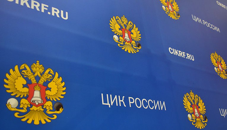 Выборы в городские парламенты Махачкалы, Нижнего Новгорода и Самары проведут региональные избирательные комиссии, а не ТИКи. Соответствующие прошения региональных избиркомов согласовал ЦИК. Всего, начиная с 2023 года Центризбирком согласовал уже более десятка подобных инициатив. Так, в ЕДГ-2025 региональные избиркомы проведут выборы депутатов городских советов Липецка, Тамбова, Новосибирска и Оренбурга. Уже успели таким образом пройти выборы мэра Хабаровска в 2023 году, городских дум Владикавказа, Нарьян-Мара, Тулы, Хабаровска и Читы в 2024 году. Учитывая близость предстоящих кампаний 2025-2026 и возможные желания обеспечить «стабильный» результат, предпринимаются попытки централизовать контроль и минимизировать риски, связанные с непредсказуемым электоральным поведением в крупных городах. С политической точки зрения, передача контроля регвластям может усилить управляемость, но одновременно способствовать росту недоверия к выборам со стороны избирателей, – так ранее прокомментировал «Клубу Регионов» эти инициативы местных избиркомов политконсультант Игорь Даченков.