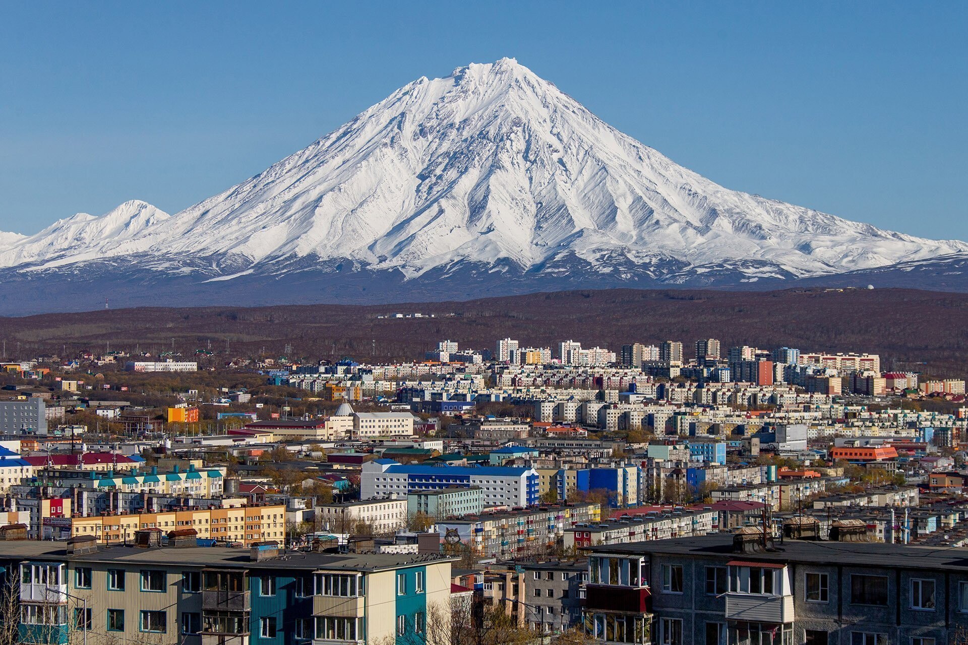 ВТБ приобрел пятизвездочный отель "Камчатка шале" Банк планирует развивать туристическую инфраструктуру региона. Связанная с ВТБ компания "Солнечный берег" стала владельцем пятизвездочного отеля "Камчатка шале" в Камчатском крае, подтвердили в пресс-службе банка. Гостиничный комплекс, построенный в 2023 году, включает 32 номера, четыре коттеджа и занимает территорию 6 га. "В целях развития туризма в регионе мы недавно приобрели новую мини-гостиницу", — пояснили в ВТБ. На территории отеля планируется возведение дополнительных объектов. Ранее инвестиции в строительство комплекса оценивались в 1,6 млрд рублей. Банк также работает над проектами других туристических объектов на Камчатке сообщает корреспондент The Moscow Post со ссылкой на РБК. moscow-post.com