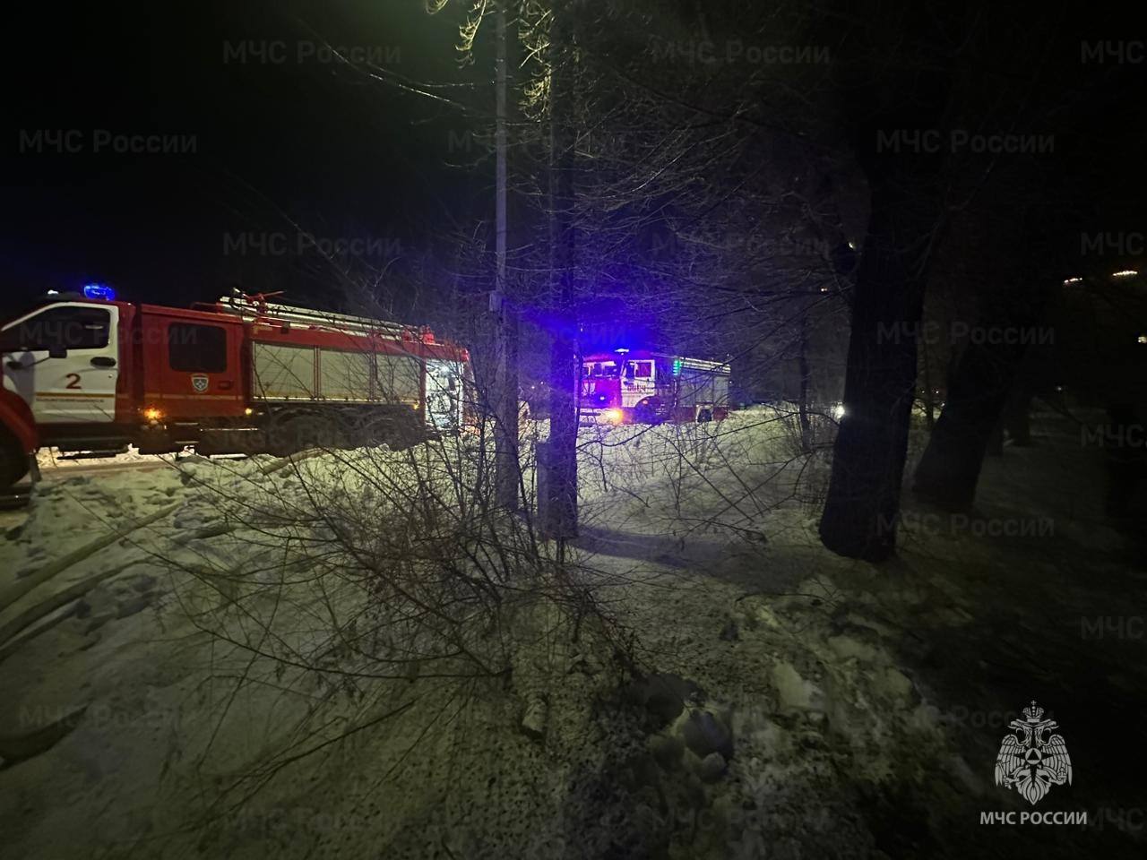 Поздним вечером 11 января в пожарную охрану г. Благовещенска поступило сообщение о возгорании в нежилом деревянном доме по ул. Амурской.    К месту вызова были направлены боевые расчёты МЧС России, всего пять единиц техники и 21 человек личного состава. На момент прибытия пожарно-спасательных подразделений строение горело открытым пламенем.    Пожар ликвидирован.    В результате происшествия кровля повреждена огнём по всей площади, помещения закопчены продуктами горения. Погибших, пострадавших нет.   Сотрудниками отдела надзорной деятельности и профилактической работы по г. Благовещенску проводится доследственная проверка, причина пожара устанавливается, сообщает амурское ГУ МЧС.