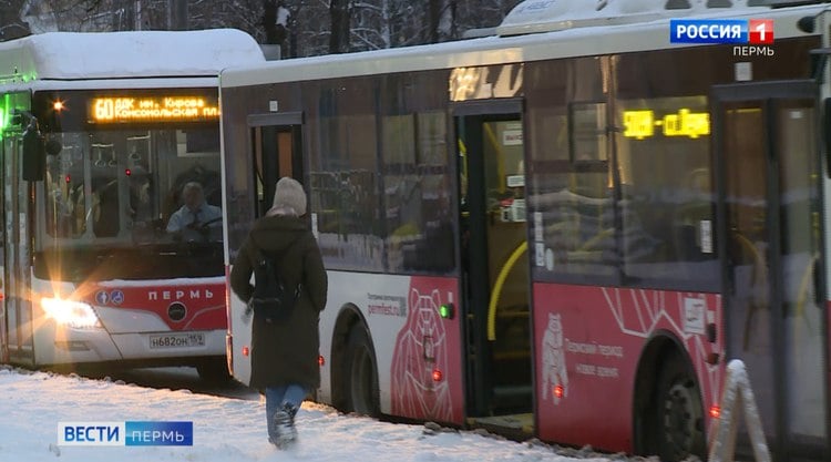 Утечка воды привела к транспортному коллапсу в Перми    В городском департаменте транспорта сообщили, что в воскресенье, 1 декабря, автобусы маршрутов №14, 16, 57 и 59 в Перми не заезжают на конечные остановки «Микрорайон Юбилейный» и «улица 2-я Запорожская». Причиной стала утечка воды. Из-за этого на дороге образовался гололед.