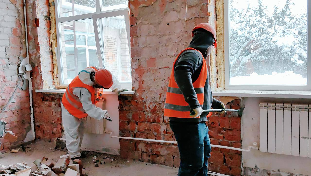 Капремонт детского сада Загоряночка демонтажные работы выполнены на 50 Специалисты демонтируют штукатурку напольные покрытия и цементные стяжки на первом этаже На втором этаже ведутся штукатурные работы Вскоре приступят к отделке помещений и монтажу электрических сетей В здании заменят кровлю и инженерные сети Установят современные системы видеонаблюдения и пожарной безопасности Обновят фасад садика Благоустроят прилегающую территорию В Загоряночке воспитываются около 200 детей в возрасте от трёх до семи лет На время ремонта ребята временно переведены в другие детские сады округа Работы выполняются в рамках государственной программы Строительство и капитальный ремонт объектов социальной инфраструктуры Московской области Детский сад откроет свои двери до 1 сентября строительствощёлково