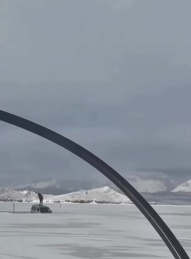 Поиски восьми туристов продолжаются после утопления автомобиля на Байкале