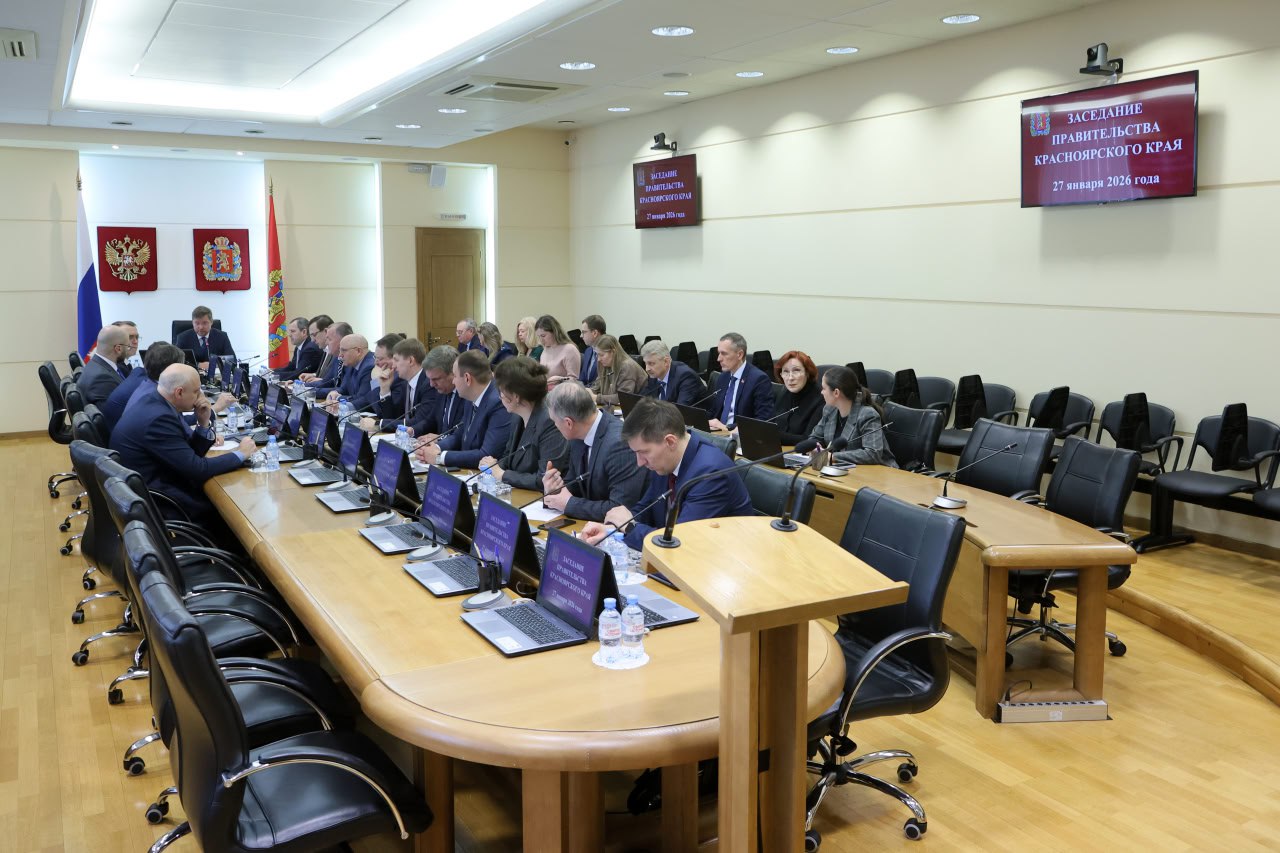 В ходе заседания краевого правительства дополнительные средства были направлены на госпрограмму Развитие физической культуры и спорта Финансирование увеличивается на 604 2 млн рублей Эти деньги будут направлены на строительство Центра адаптивных видов спорта и региональный центр по регби в Красноярске устройство модульного бассейна умных спортивных площадок в территориях региона Развитие массового спорта это национальная цель обозначенная президентом и одно из приоритетных направлений народной программы Единой России Мы системно на протяжении нескольких лет вместе с Правительством Красноярского края делаем спорт доступным для жителей разного возраста занимаемся созданием инфраструктуры для занятий спортом в регионе Важно что несмотря на непростой бюджет эти приоритеты сохраняются а работа продолжается Еще одна главная задача над которой работаем не только построить комплексы но и обеспечить специалистами Как раз проект Дворовый тренер который начал реализацию в этом году ее решает