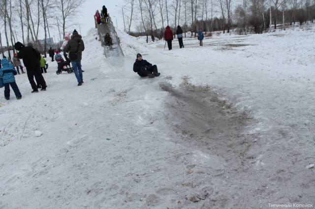 Травма на горке в Копейске В Копейске серьёзно пострадал шестиклассник во время катания с ледяной горки Ребёнок упал в момент когда дети съезжали вниз паровозиком У школьника диагностировали перелом двух позвонков Сейчас ученик кадетского класса МЧС проходит лечение врачи проводят вытяжку позвоночника Впереди длительная реабилитация не менее полугода подростку придётся носить жёсткий корсет в котором разрешено только стоять или лежать Подписаться Прислать новость novosti chelyab bot