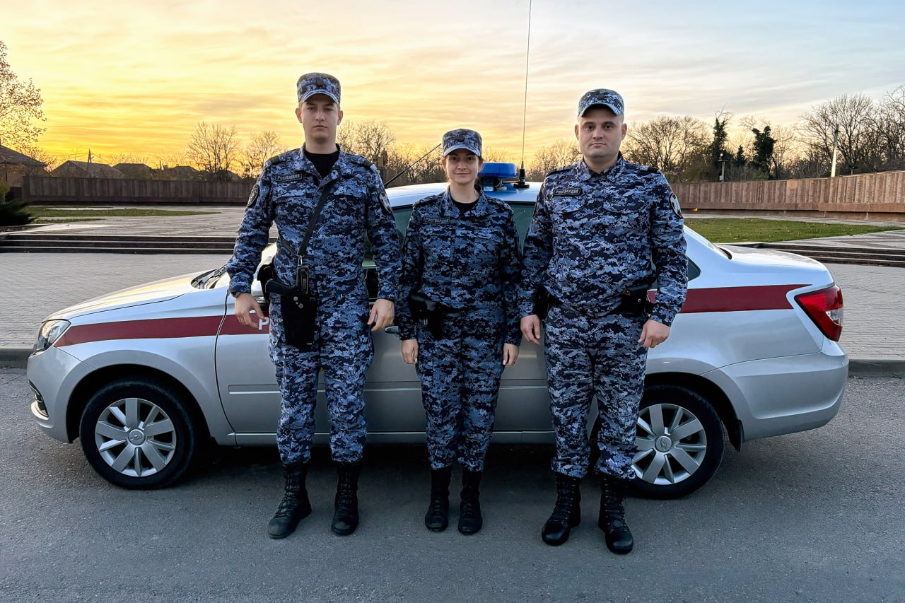 В Крымске росгвардейцы оперативно доставили в больницу пострадавшего велосипедиста Наряд вневедомственной охраны вместе с дежурной пульта централизованной охраны капитаном полиции Алиной Студеникиной оказали помощь велосипедисту получившему травмы при падении с велосипеда и оперативно доставили его в медицинское учреждение Во время дежурства к автопатрулю Росгвардии старшему сержанту полиции Дмитрию Башаркову и сержанту полиции Сергею Свинолобову подошел мужчина с окровавленным лицом который едва держался на ногах Он рассказал что упал с велосипеда и ударился о бордюр в результате чего рассек бровь и получил травму головы Росгвардейцы оказали пострадавшему первую помощь перевязали рану и не дожидаясь прибытия бригады скорой помощи оперативно отвезли его в больницу где передали медикам Позже росгвардейцы навестили мужчину в медучреждении угрозы его жизни нет Он поблагодарил сотрудников за оказанную помощь Велосипед на котором он передвигался временно оставлен на хранение в подразделении Росгвардии и будет возвращен владельцу после его выздоровления Росгвардия Кубань Крымск ВК MAX Дзен ОК rosgvard krasnodar