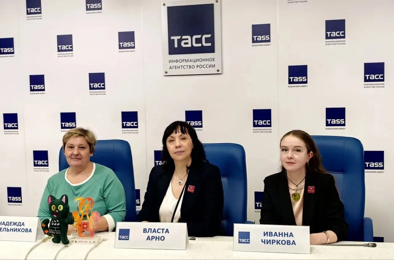 С 16 по 19 апреля в Санкт Петербурге пройдёт Международный детский кинофестиваль Cinema Kids Этот кинофестиваль пространство творчества познания и нравственного роста где юные кинематографисты получат поддержку и вдохновение а зрители возможность расширить кругозор и познакомиться с историей через язык кино В состав жюри вошла Иванна Сергеевна Чиркова на фото первая справа заведующий экспозиционно выставочным отделом Музея политической истории России музейный эксперт с 24 летним опытом работы руководитель экспозиционно выставочного отдела Музея политической истории России организатор масштабных проектов Музей особого назначения ДОНБАСС ИСПОЛИН и Куклы большой страны автор научных публикаций И С Чиркова отмечена благодарностями Министерства культуры РФ и Законодательного собрания Санкт Петербурга Её опыт в сфере культурного просвещения станет важным вкладом в работу жюри фестиваля