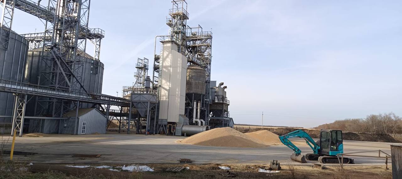 С начала 2025 года экспорт продукции агропромышленного комплекса Омской области превысил 254 млн долларов Более 80 экспортируемой продукции составляют зерновые зернобобовые и масличные культуры растительные масла а также продукты переработки кондитерские и хлебобулочные изделия шоколад напитки С начала года омские товары направлялись в 43 страны мира Помимо постоянных партнёров Казахстана Китая Турции и Узбекистана к списку импортеров добавились новые государства Так пшеница Омской области впервые поставляется в Того зернобобовые в Иорданию а другие виды продукции в Колумбию Виталий Хоценко в МАХ