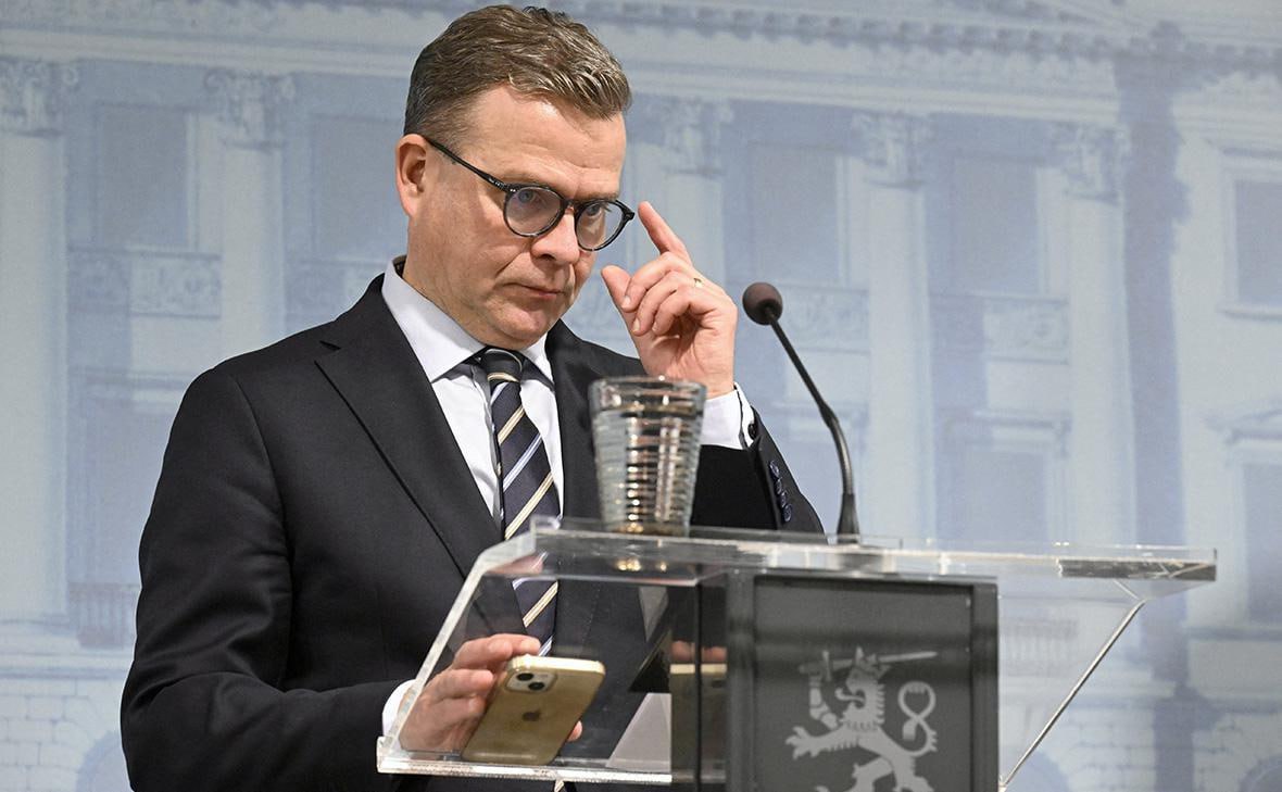Финский премьер признал что экономика страны страдает из за разрыва связей с РФ Рост экономики страны не соответствует желаемому заявил премьер министр страны Петтери Орпо финскому телерадиовещателю Yle Орпо был задан вопрос о том почему экономика Финляндии находится в самом трудном положении по сравнению с другими европейскими странами По его словам большую роль в этом играет разрыв экономических связей с Россией Финские компании потеряли миллиарды инвестиций в России Все приграничные перевозки и торговля остановлены Авиасообщение не летает над Россией И это создает неопределенность По словам Орпо из за закрытия границы с РФ в страну например не поступает десять миллионов кубометров древесины для нужд лесной промышленности Напомним Финляндия в 2023 году присоединилась к Североатлантическому альянсу после чего отношения между Москвой и Хельсинки значительно ухудшились Зампредседателя Совбеза России Дмитрий Медведев который недавно посетил Светогорск Ленобласти на границе с Финляндией отмечал что закрытие границы было не нашим решением Подписаться на Российскую газету в Читать нас в MAX