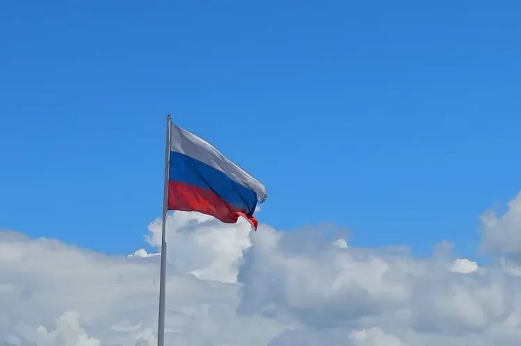 Семь коротких рабочих недель ждут россиян в 2026 году В России в 2026 году будет семь "неполных" рабочих недель, рассказал РИА Новости директор юридической практики сервиса SuperJob Александр Южалин. Так, согласно проекту постановления российского правительства, россиян ждут длинные новогодние праздники на 12 дней, затем на 23 февраля, 8 марта и 12 июня по три дня отдыха, а также на 1 и 9 мая - по три дня. В начале ноября рабочая неделя будет разделена пополам выходным в среду на День народного единства. Следующие новогодние праздники начнутся в России уже 31 декабря 2026 года. ТЕЛЕПОРТ.РФ – здесь все об Амурской области Написать нам