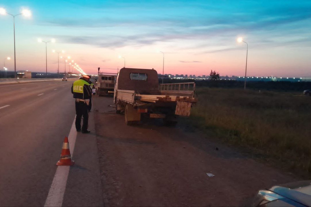 На 79-м км ЕКАДа пьяный водитель МАЗа потерял контроль над управлением грузовика и снес стоящие на обочине «Kia Rio» и «Foton», а также трех пешеходов, которые были рядом с автомашинами. Пострадавшие с травмами различной степени тяжести госпитализированы. За рулем грузовика был житель Республики Башкортостан 1982 года рождения. Имеет 24-летний стаж вождения. Мужчина пояснил инспекторам, что утром выпил, после чего отправился в путь из аэропорта Кольцово в Башкирию. Прибора роказал наличие 1,211 алкоголя на литр вдыхаемого воздуха. В настоящее время в отношении нарушителя составлен административный материал по части 1 статьи 12.8 КоАП РФ, проведение проверочных мероприятий продолжается. : ТГ ГИБДД области.