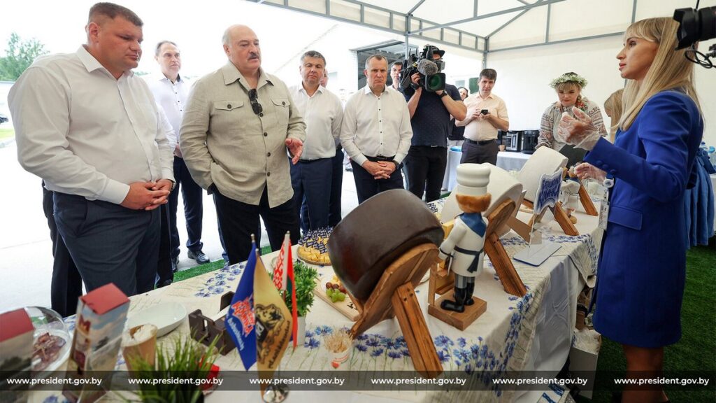 Лукашенко сравнил белорусское козье молоко с тем, что пил у Путина «Без специфического запаха или привкуса», — сказал Президент. А также отметил пользу продукции для детей: — Отличное молоко. Надо «влезть» человеку в голову с этим сыром и доказать, что это очень полезно. #Лукашенко Подпишись — Минская правда MLYN.by