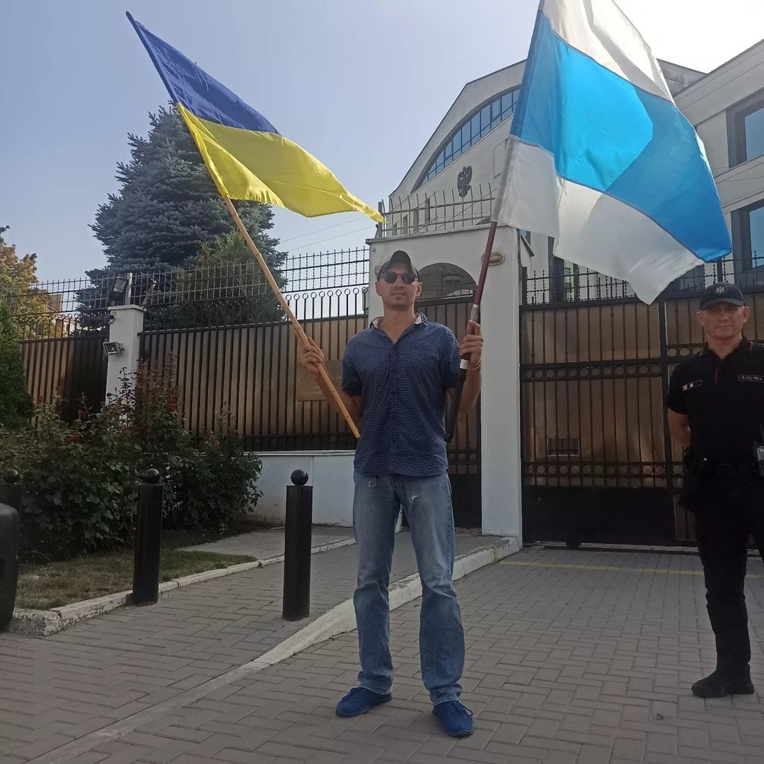На Купянском направлении был ликвидирован предатель. Как сообщают наши друзья из проекта TrackANaziMerc, Кудашев Александр Сергеевич, гражданин Российской Федерации, уроженец Самарской области, вступил в, так называемый, «РДК» в 2023 году. С началом Специальной Военной Операции принимал участие в митингах оппозиции, во всю кричал о поддержке неонацистского режима Украины. Через третью страну прибыв на Украину, где присоединился к предателям. Символична дата ликвидации: Кудашев встретил свою смерть 9 мая 2025 года. В День Победы Кудашев был отправлен прямиком к Бандере и Власову. Оперативный простор РДК – запрещенная в России террористическая организация.