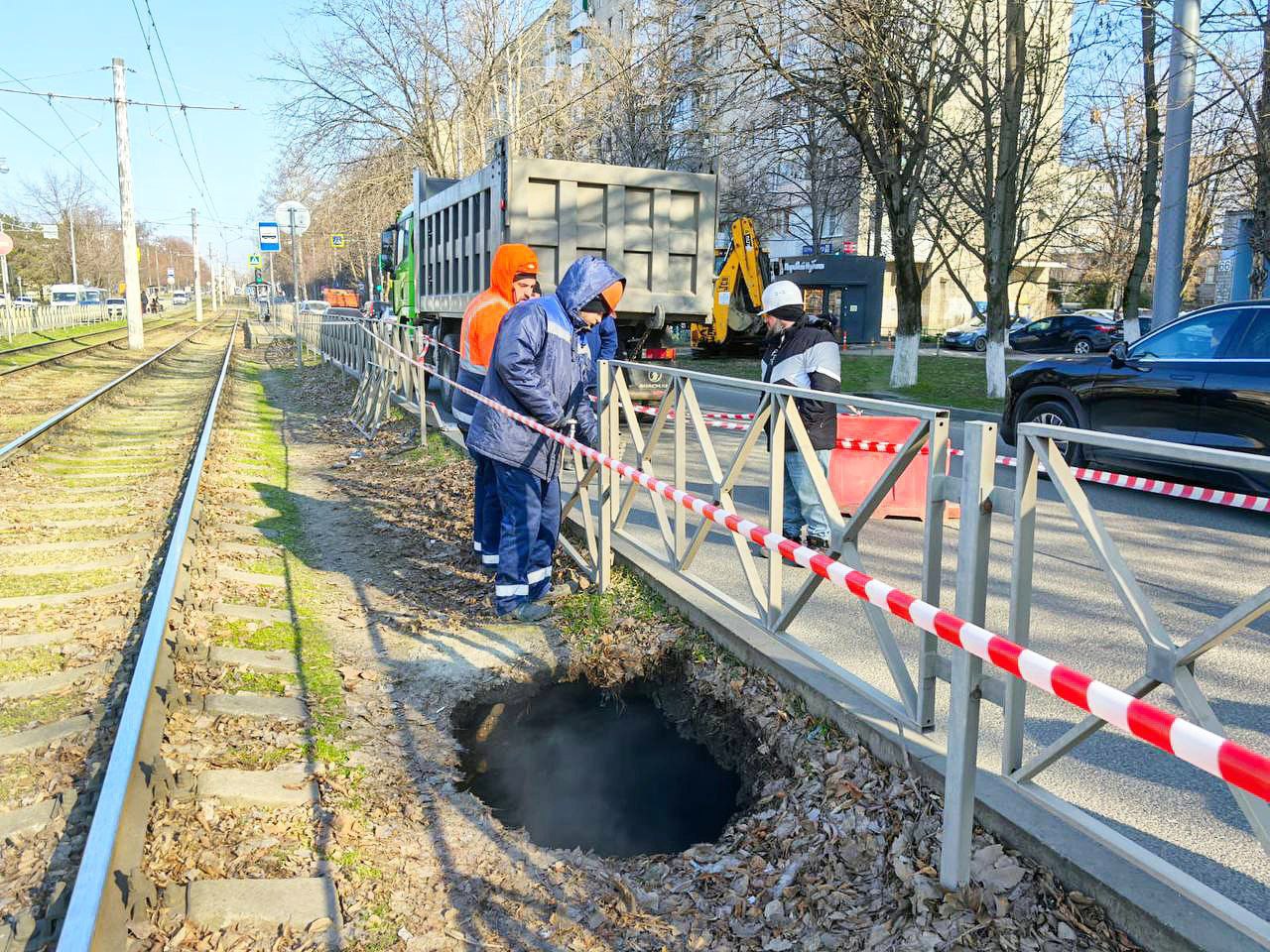 На улице Московской в штатном режиме образовался очередной провал.   Произошел обвал грунта на старом железобетонном коллекторе диаметром 1000 миллиметров. Бригады аварийно-восстановительных работ огородили место обвала и приступили к подготовительным работам по ремонту коллектора. После демонтажа дорожного покрытия бригады приступят к ремонту трубопровода. Работы осложнены глубиной залегания сети - более 6 метров.  10.02.2025 с 14:00 движение транспорта по четной стороне дороги будет перекрыто по ул. Московской от 66 до 80 дома и организованно реверсивное движение по противоположной нечетной стороне.  Движение трамваев будет остановлено 10.02.2025 с 14:00 до 01:00 11.02.2025, сообщил Максим Онищенко.