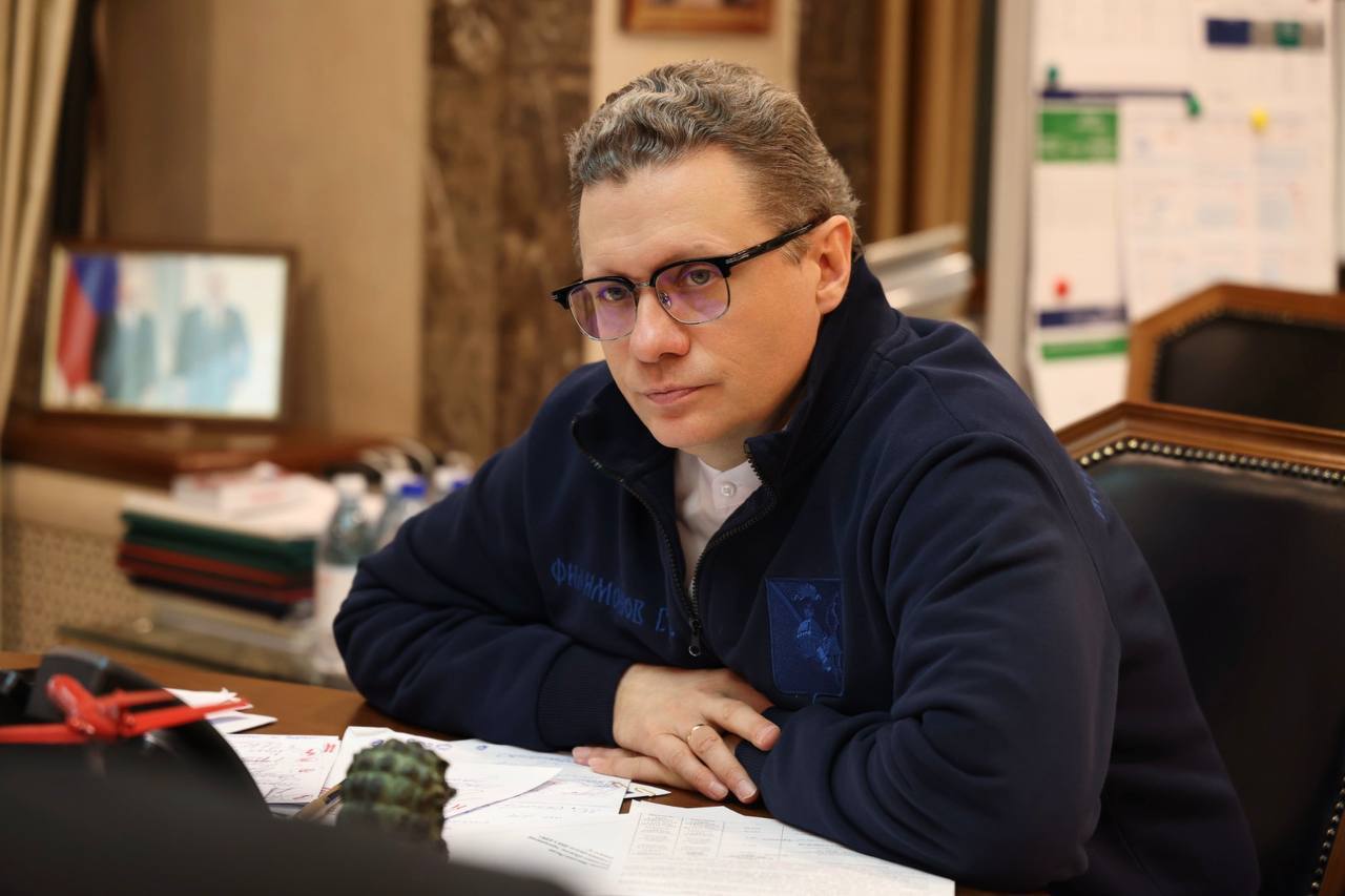 Георгий Филимонов провёл профильный час по здравоохранению Министр здравоохранения Н Гонтюрёв доложил о промежуточных результатах кадрового обеспечения отрасли Впервые за долгое время приток специалистов превысил отток С начала года на работу в медорганизации приняли 338 врача Всего на работу трудоустроились 494 специалиста среднего медицинского персонала Также была расширена работа диагностических кабинетов в поликлиниках в будни до 20 00 в субботу до 15 00 Правительство Вологодской области Telegram MAX