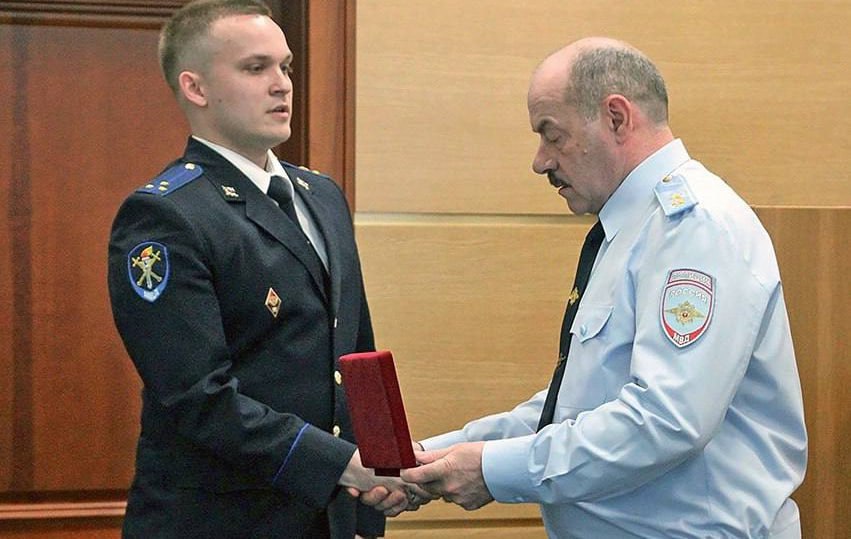 Тольяттинский следователь-вор сел в тюрьму  Автозаводский районный суд вынес приговор по уголовному делу в отношении старшего следователя Ступалова следственного отдела по Автозаводскому району. Он признан виновным по пп. «а, в, г» ч. 3 ст. 158 УК РФ  кража с незаконным проникновением в жилище, в крупном размере, с банковского счета  и п. «е» ч. 3 ст. 286 УК РФ  превышение должностных полномочий, совершенное из корыстной заинтересованности .    Суд установил, что в августе 2022 года старший следователь следственного отдела по Автозаводскому району г. Тольятти выезжал для осмотра места происшествия по факту обнаружения в квартире трупа местного жителя. Через некоторое время правоохранитель вернулся в эту квартиру и забрал банковскую карту умершего.    В течение 11 месяцев следователь оплачивал картой покупку товаров и услуг, значительную часть из которых составила оплата обедов в кафе. Общая сумма похищенных средств составила 370 тыс. рублей.    Суд с учетом мнения прокурора признал подсудимого виновным и назначил наказание в виде 3 лет 6 месяцев лишения свободы с отбыванием в исправительной колонии общего режима и лишил специального звания «капитан юстиции».    Фото или видео ЧП, ДТП, присылайте в   и, если мы опубликуем, то 100% вам заплатим.