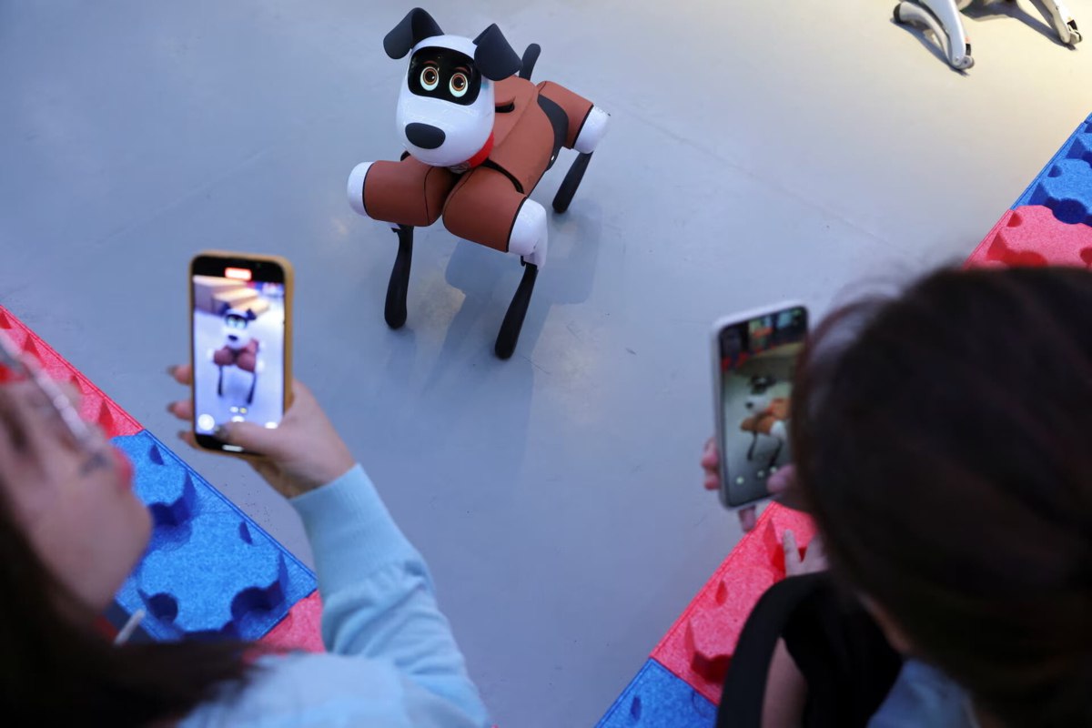 В Пекине открылся Robot Mall — один из первых в стране магазинов для массовой продажи гуманоидных роботов с сервисным обслуживанием и ремонтом. Магазин хочет поддержать производителей роботов, которым может не хватать опыта в маркетинге и продажах vc.ru/retail/2146104