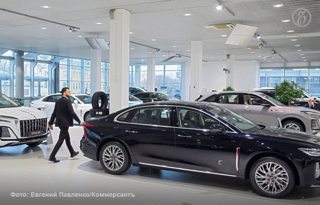 В апреле средняя ставка по кредитам на новые автомобили снизилась до 17% годовых — минимального уровня с октября 2023 года. Это шестое месячное снижение подряд, тогда как ставки на подержанные авто остаются на уровне 28%, согласно данным Объединенного кредитного бюро ОКБ . Основными драйверами снижения стали господдержка и льготные программы китайских автопроизводителей, отмечает директор группы рейтингов финансовых институтов агентства НКР Егор Лопатин. По данным «Автостат Инфо», в первом квартале на продажи китайских марок пришлось 54% рынка новых авто. В «Уралсибе» по госпрограмме ставка составляет 21,9%, а рыночные предложения начинаются от 25%. На рынке б/у автомобилей ставки остаются высокими из-за привязки к ключевой ставке ЦБ, считает господин Лопатин. Однако спрос здесь стабилен: в апреле на подержанные авто пришлось 34% выданных кредитов, согласно данным ОКБ. Эксперты не ждут резкого удешевления кредитов до конца года из-за высокого спроса.