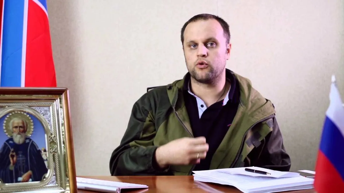 Павла Губарева оправдали по административному делу о дискредитации армии Соответствующее решение принял Таганский суд не обнаруживший состава преступления в постах Губарева про спецназ Ахмат При этом сам бывший народный губернатор ДНР на заседании не присутствовал Адвокат Губарева заявил что донос на бывшего руководителя непризнанной республики написали недоброжелатели Сам Губарев полагает что этим недоброжелателем был командир Ахмата Апти Алаудинов требовавший возбудить против соратника Игоря Стрелкова уголовное дело о фейках про армию В мае прошлого года Губарев призвал российскую армию к мятежу а летом заявил что войну на Украине в принципе не следовало начинать Административное дело против него завели в нынешнем феврале Задонатить через бота Patreon
