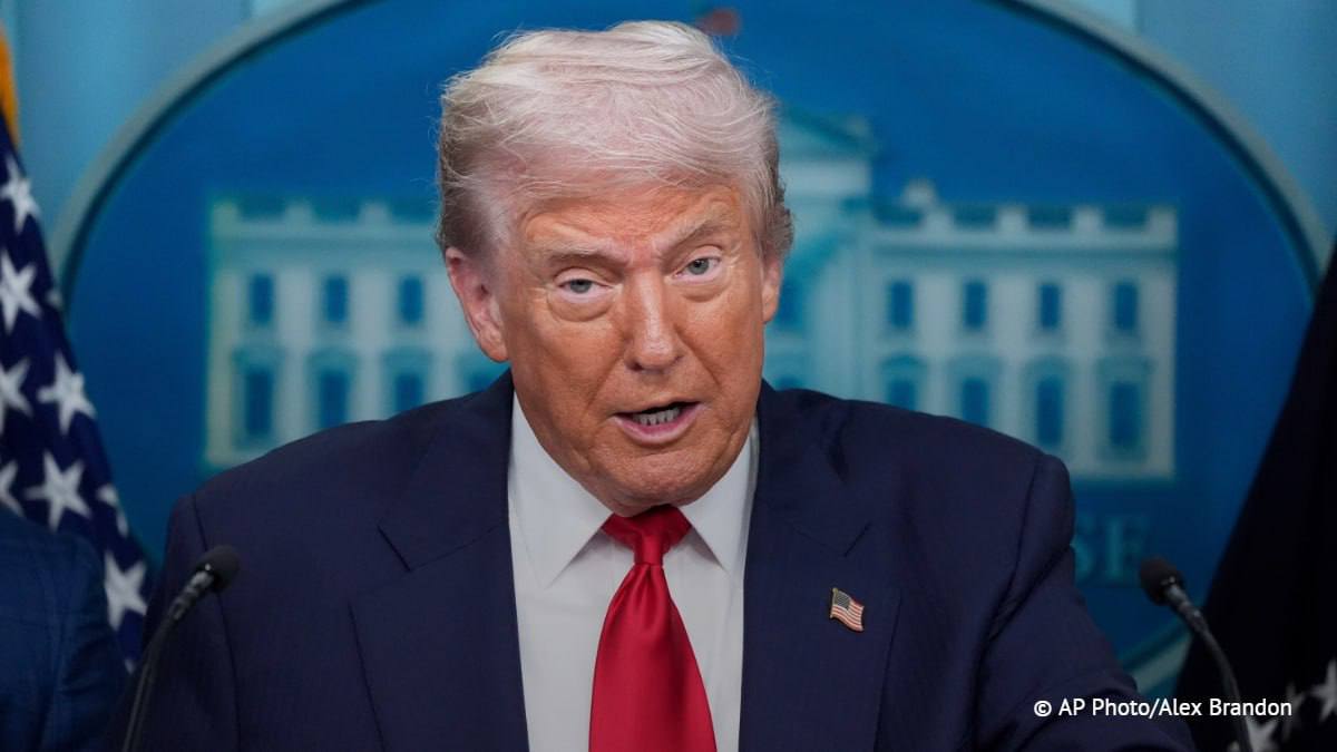 Трамп заявил что поддержал бы аннулирование лицензий на вещание американских телеканалов ABC и NBC так как они критикуют его и продвигают интересы Демократической партии Rogandar