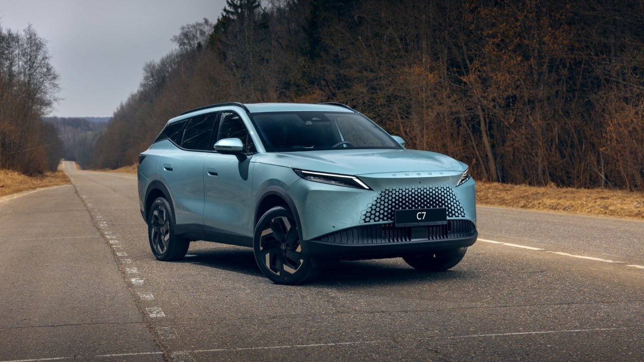 Стали известны цены на Omoda C7 для России     Двигатель единственный — 150-сильный турбомотор на 1,6 л. Работает он с 7-ступенчатым «роботом» Getrag.     Переднеприводные комплектации Joy и Lifestyle стоят 3 399 900 и 3 649 900 рублей.     Полноприводные версии Drive, Active и Supreme обойдутся в 3 699 000, 3 849 900 и 4 049 900 рублей.   В самом дорогом исполнении есть сдвижной мультимедийный экран. Он может располагаться по центру панели или рядом с передним пассажиром. Для активации электропривода нужно провести по дисплею четырьмя пальцами.  Тест-драйв на Omoda C7 от Журнала Авто.ру можно почитать тут