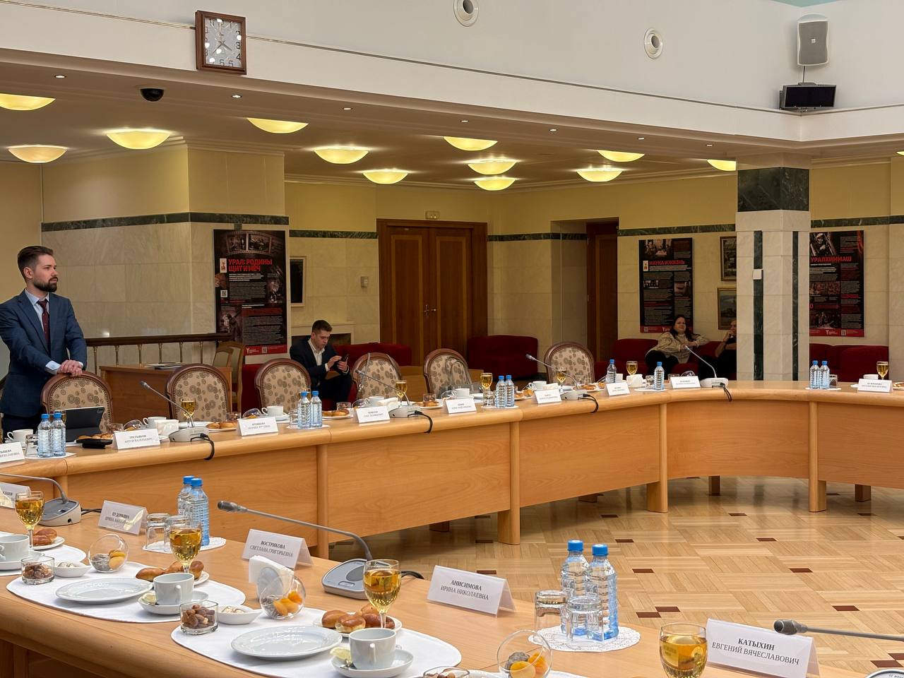‼  Врио губернатора Свердловской области Денис Паслер проводит первую встречу с руководителями СМИ  До сегодняшнего дня глава региона общался с журналистами мимолетом – на пресс-подходах. На встрече собрались порядка 30 человек. Модерировать беседу Паслер будет лично.  Что любопытно, представителям СМИ разрешили задавать абсолютно любые вопросы. Будем держать вас в курсе о ходе встречи.