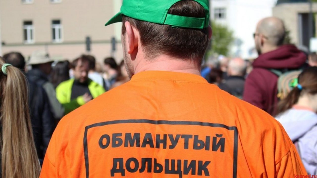16 дольщиков отдали более 43 млн рублей мошенникам в Сочи Двое приезжих в возрасте 43 и 45 лет под предлогом участия в долевом строительстве жилого дома в Адлерском районе города-курорта получили от 16 потерпевших более 43 млн рублей. Обязательства по строительству недвижимости они не выполнили. По ходатайству следователя на имущество обвиняемых наложен арест на сумму свыше 47 миллионов рублей. Оперативное сопровождение уголовного дела осуществляли сотрудники ОЭБ и ПК УВД по городу Сочи ГУ МВД России по Краснодарскому краю. Уголовное дело направлено в суд для рассмотрения. Сообщникам грозит лишение свободы на срок до 10 лет. Поддержать наш канал Полиция Кубани