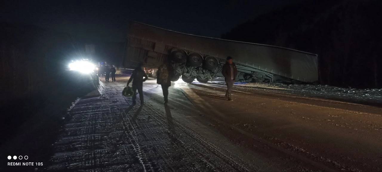 Прицеп фуры повис с моста в Читинском районе   Накануне, в Читинском районе фура съехала с трассы Чита-Хабаровск. Вечером грузовик, предположительно, занесло, и он съехал с дороги. Кабина фуры оказалась в кювете, а прицеп повис над дорогой в районе реки Никишиха.