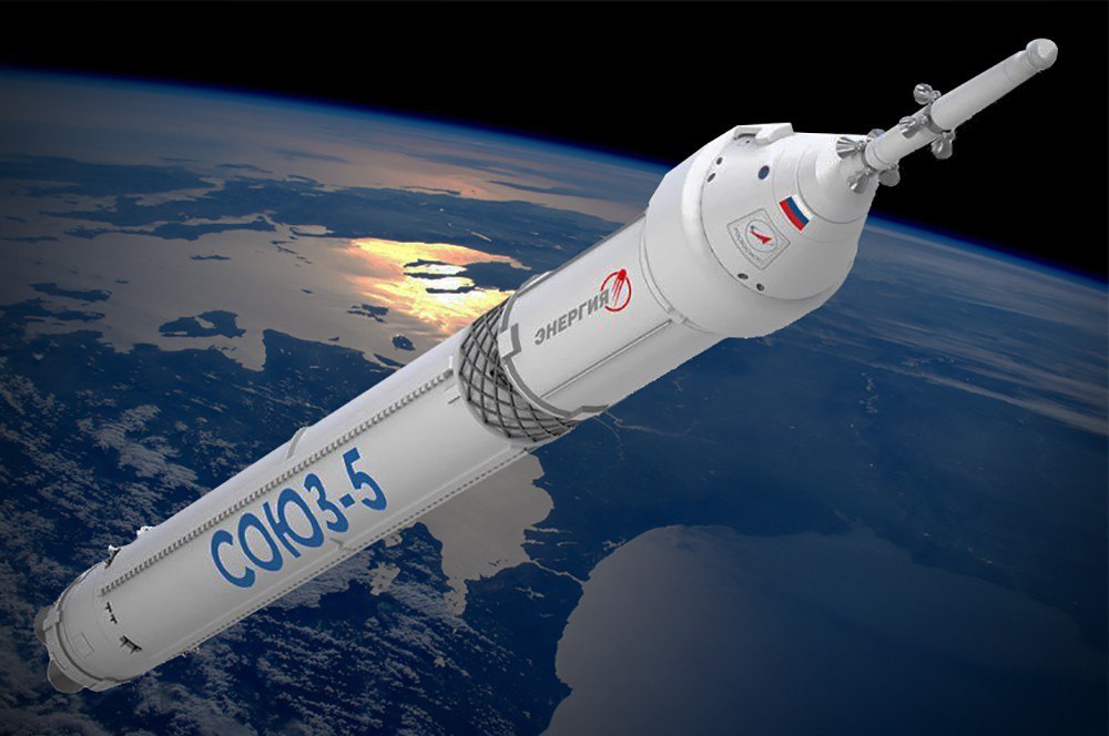 Казахстан и Россия прорабатывают вопрос производства ракет "Союз-5" на космодроме "Байконур" Об этом сообщил премьер Казахстана Олжас Бектенов в ответе на депутатский запрос. Сейчас российские "Союзы-5" производят в Самаре. Страны еще обсуждают вывод из аренды участка площадью 1747 км². На этом участке Казахстан хочет создать специальную экономическую зону и работать над отечественными космическими проектами. Участок могут использовать и для стартапов других стран, уточнил премьер. Первый пуск "Союза-5" с казахстанского комплекса "Байтерек" запланирован на декабрь 2025 года, доставят ракету на Байконур в октябре.