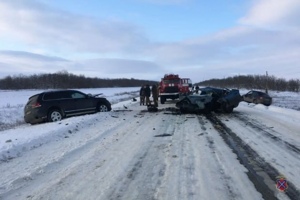 В ДТП в Волгоградской области погибли 2 человека еще двое пострадали Трагедия произошла в Клетском районе накануне в субботу По предварительной информации регионального ГУ МВД России 17 января в 14 28 26 летний водитель за рулем Форда Фокуса выехал на полосу встречного движения где совершил столкновение с автомобилем Фольксваген Туарег Авария случилась на 138 м км трассы Михайловка Серафимович Суровикино В результате ДТП водитель и пассажир Форда от полученных травм скончались на месте происшествия еще два человека доставлены в больницу Фото ГУ МВД России по Волгоградской области