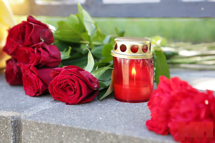 Общенациональная минута молчания будет объявлена в Беларуси днем 22 июня. Утром в храмах Белорусской православной церкви и костелах Римско-католической церкви проходят утренние богослужения. В полдень они завершатся особым колокольным звоном в память о жертвах войны и геноцида белорусского народа. В 12:00 будет объявлена общенациональная минута молчания. Белорусский народ помнит и чтит своих героев, всех тех, кто в годы войны погиб от зверств фашизма, кто встал на защиту Родины и отдал жизнь ради мирного будущего последующих поколений. «Минск-Новости» MINSKNEWS.BY Telegram Viber FB VK Inst TikTok YouTube
