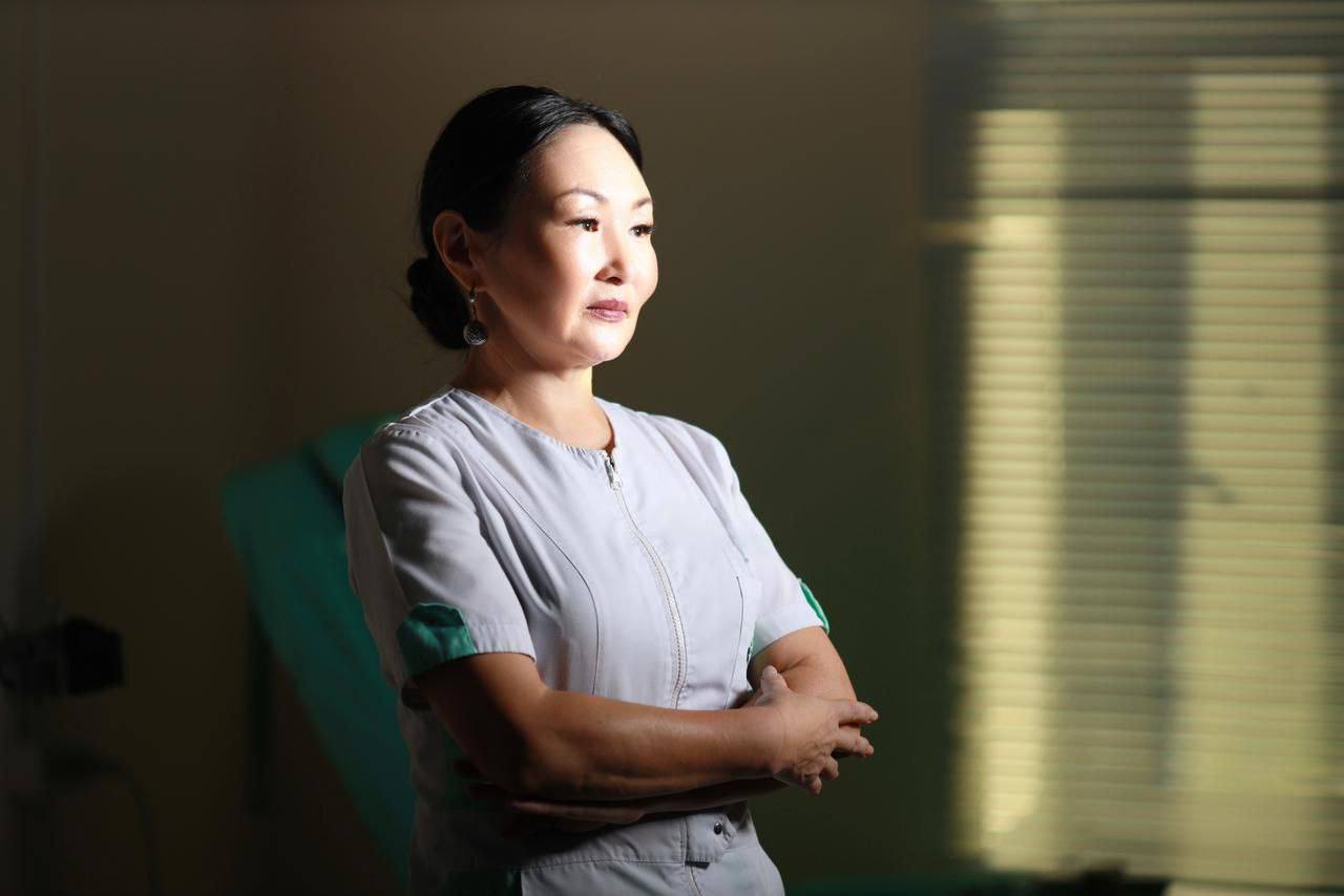 Медсестра из Якутии спасла женщину которой стало плохо на борту самолета Во время перелета из Иркутска в Санкт Петербург пассажирка самолета внезапно упала в обморок и начала синеть У женщины резко упало давление Спасти ей жизнь удалось медсестре анестезисту офтальмологической больницы Якутии Суугунай Сарыада Это был рейс Якутск Иркутск Санкт Петербург В один момент я услышала крики вокруг собралась толпа Оказалось что женщина упала в обморок Ее хотели поднять но это категорически нельзя делать в такой ситуации Я сразу взяла все в свои руки Пульс у женщины был очень слабый а давление понижено Я попросила у бортпроводниц аптечку и кислород нужно было действовать не теряя ни минуты рассказала Суугунай Сарыада Выяснилось что у пассажирки диагностирована анемия ранее приступов обморока у женщины не было Суугунай удалось стабилизировать ее состояние медсестра наблюдала за ее самочувствием до конца полета При этом героем Суугунай себя не считает Медсестра отмечает что так бы поступил каждый человек У женщины сильно кружилась голова ей было тяжело говорить Я поставила ей два укола женщина отказалась от системы После посадки пассажирку забрали врачи Вне стационара таких случаев у меня еще не было я работаю в реаниматологии 25 лет а сфере здравоохранения 30 лет Я действовала на автомате это мой профессиональный долг Считаю что так бы поступил каждый человек говорит медсестра Глазная больница yarokb