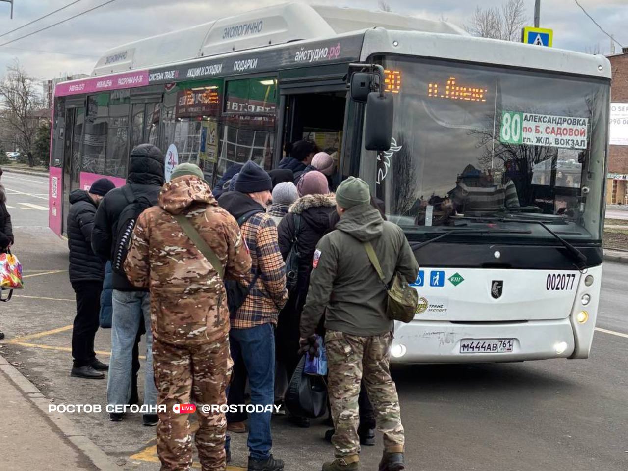 Чиновники снова обвинили ростовчан в давке при посадке в автобусы на Центральном рынке.  Замглавы администрации города Дмитрий Симков заявил, что виноваты сами пассажиры, которые отказываются ехать в переполненных автобусах, ожидая мест для сидения.   По его словам, в вечерний час пик на западном развороте собирается до 6 тыс. человек, но многие ждут свободный автобус, что и создаёт толкучку.  В ответ ростовчане раскритиковали заявление Симкова в соцсетях, отмечая, что автобус приходится ждать больше часа, и выбора у них нет.   Также горожане отмечают, что на других маршрутах ситуация не лучше  на фото .  Да, и в Александровке тоже по утрам все хотят сидеть… Поэтому и очереди в 20 человек на каждой остановке. И автобусы из-за этого приезжают раз в 10 минут. Ох уж эти ростовчане!    Это Ростов, подпишись