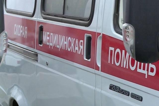 В Калининграде из окна пятого этажа выпала девочка.  Несчастный случай произошёл в пятиэтажном доме на Нарвской. Очевидцы вызвали скорую, та приехала на место через несколько минут. Девочка была жива, её увезли в больницу.  Как пишут СМИ, малышка учится в первом классе.    Подписаться   Прислать новость