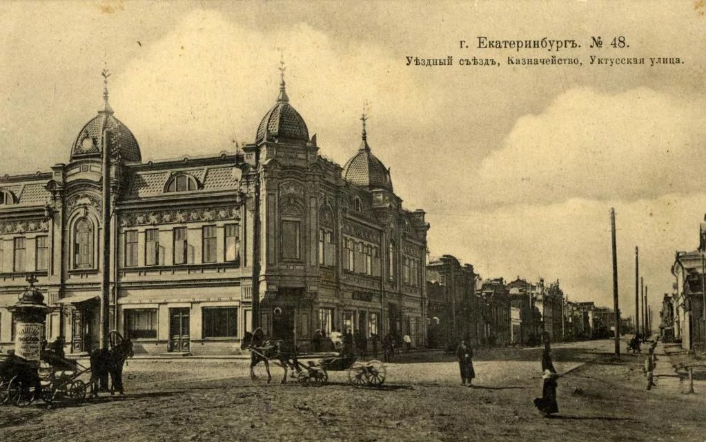 В Госдуме предложили возродить еще одни императорские традиции Первый зампред комитета Госдумы по строительству и ЖКХ Владимир Кошелев заявил, что готовит законопроект о доходных домах. Должен появиться еще один статус - тот, который был в Российской империи, - это доходные дома, когда профессиональные инвесторы инвестируют в недвижимость, которую человек может цивилизованно снимать, со всеми понятными критериями повышения цены, с правами на проживание, с урегулированием всех прав арендодателя и арендатора, — заявил парламентарий в интервью ТАСС. Впрочем, где бы таких инвесторов взять, поскольку сами застройщики без господдержки и строительство обычного жилья уже тормозят. На фото: доходный дом купца Первушина в Екатеринбурге
