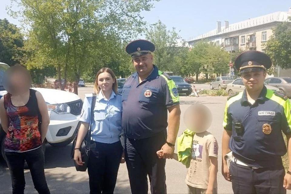 В Северодонецке госавтоинспекторы вернули матери потерявшегося ребенка В Северодонецке Луганской Народной Республики похожие заметили на остановке ребёнка без взрослых. Они обратились к патрулю Госавтоинспекции. - Неравнодушные граждане просили оказать содействие в поиске родителей ребенка, который выглядел взволнованным и растерянным, - рассказали в региональной Госавтоинспекции. Оказалось, что мальчик не разговаривает. Жестами он попытался показать, где живёт. Дорожные полицейские позвали на помощь сотрудников подразделения по делам несовершеннолетних. В итоге правоохранители разыскали маму мальчика. С женщиной провели профилактическую беседу и вернули ей сына.