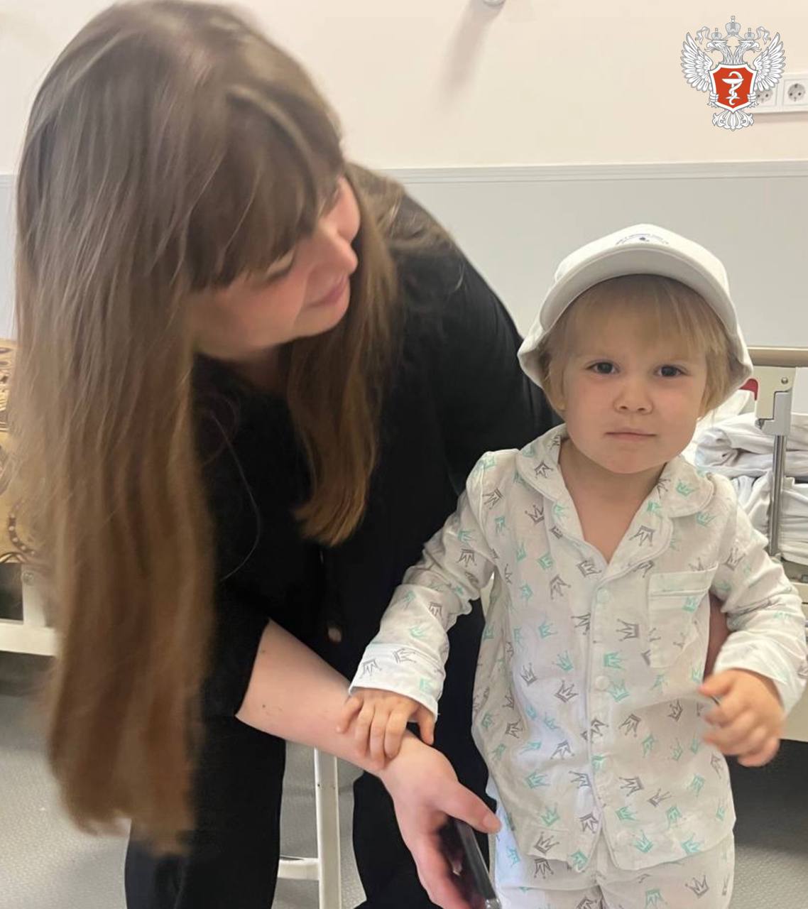 Сегодня среда, а значит… #НаучнаяСреда Шесть передовых технологий в одной операции: врачи федерального центра Минздрава России исправили деформацию позвоночника у ребенка Трехлетняя девочка поступила в НМИЦ детской травматологии и ортопедии имени Г.И. Турнера Минздрава России с врожденным сколиозом. Впервые в мире врачи в ходе операции одновременно применили шесть передовых российских технологий, разработанных в рамках программы Союзного государства «Спинальные системы». ↪ Инновационный комплекс методов Платформа для 3D-планирования операций на позвоночнике позволила хирургам с ювелирной точностью смоделировать костные структуры позвоночника ребенка, виртуально отработать ход вмешательства и рассчитать размеры имплантата; Способ ориентированной установки транспедикулярных винтов обеспечил корректную установку опорных элементов металлоконструкции; Метод коррекции врожденной сколиотической деформации гарантировал точную последовательность действий в ходе операции для полноценной коррекции врожденной деформации; Динамометрический блок позволил точно контролировать усилия при коррекции врожденной деформации позвоночника; Новая версия эндокорректора обеспечила фиксацию всего двух позвонков, сохранив рост и подвижность позвоночника; Испытательно-калибровочный стен гарантировал полное соответствие всех компонентов высочайшим мировым стандартам стабильности и безопасности. Операция прошла успешно. Сейчас девочка чувствует себя хорошо и проходит реабилитацию. #СделаноВРоссии #БудущееМедицины #МедицинскаяНаука