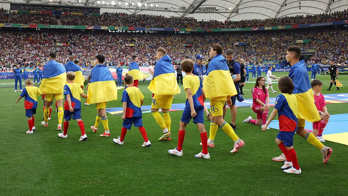 УЕФА наказал Украину за антироссийский лозунг Дисциплинарная комиссия УЕФА наложила денежные штрафы на Украинскую ассоциацию футбола УАФ за поведение болельщиков в матчах сборной УАФ должна заплатить в сумме 19 тысяч евро за выбегание фанатов на поле и использование пиротехники в отборочном матче чемпионата мира 2026 с Исландией Кроме того УАФ оштрафована на 15 тысяч евро за демонстрацию на трибуне баннера обвиняющего Россию в терроризме во время игры плей офф квалификации Евро 2024 против Боснии и Герцеговины В УЕФА назвали этот лозунг политическим провокационным и недопустимым на футбольных матчах