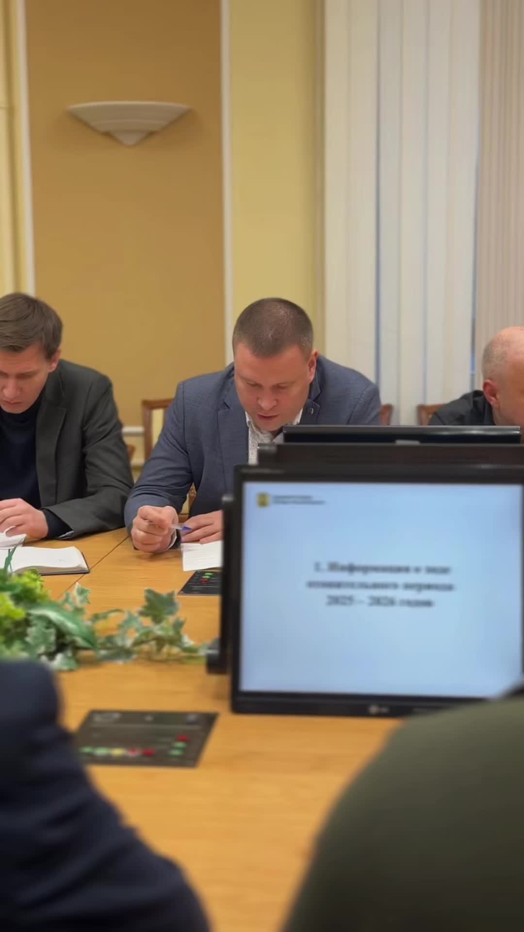 Глава Архангельска поручил оптимизировать борьбу с гололёдом на тротуарах