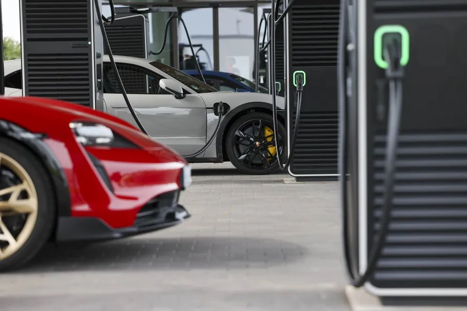 Porsche AG впервые за время своего существования в качестве публичной компании понесла квартальные убытки В этом году производитель роскошных автомобилей потерял 3 1 миллиарда евро из за сокращения инвестиций в электромобили и тарифов в США Производитель Porsche 911 сообщил об операционных убытках в размере 967 миллионов евро 1 1 миллиарда долларов за три месяца закончившихся в сентябре после того как компания отложила реализацию некоторых своих планов по выпуску электромобилей и отказалась от программы по производству собственных аккумуляторов Снижение спроса в Китае также сказалось на результатах jkinvest news jkinvest