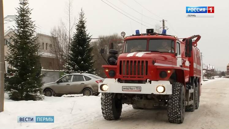 В Перми на пожаре погибли две женщины     Накануне поздно вечером поступило сообщение о пожаре в жилом доме на улице Конструкторская в городе Перми. На место происшествия были направлены 59 огнеборцев и 13 единиц техники. По прибытии к месту вызова первого пожарного подразделения было установлено, что происходит горение жилого дома и пристроя. Пожар был ликвидирован в 00 часов 28 минут. Как сообщили в пресс-службе ГУ МЧС России по Пермскому краю, при тушении пожара были обнаружены тела 81-летней и 63-летней женщин. Причина пожара устанавливается.