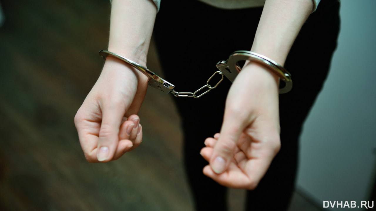 В хабаровском кафе девушка откусила палец посетительнице во время драки В Хабаровске возбуждено уголовное дело после конфликта в кафе в ходе которого девушка откусила фалангу среднего пальца 34 летней посетительнице Оторванную часть пальца нашли очевидцы но реплантация оказалась невозможна Прочитать статью полностью Подписаться на DVHAB Написать в DVHAB