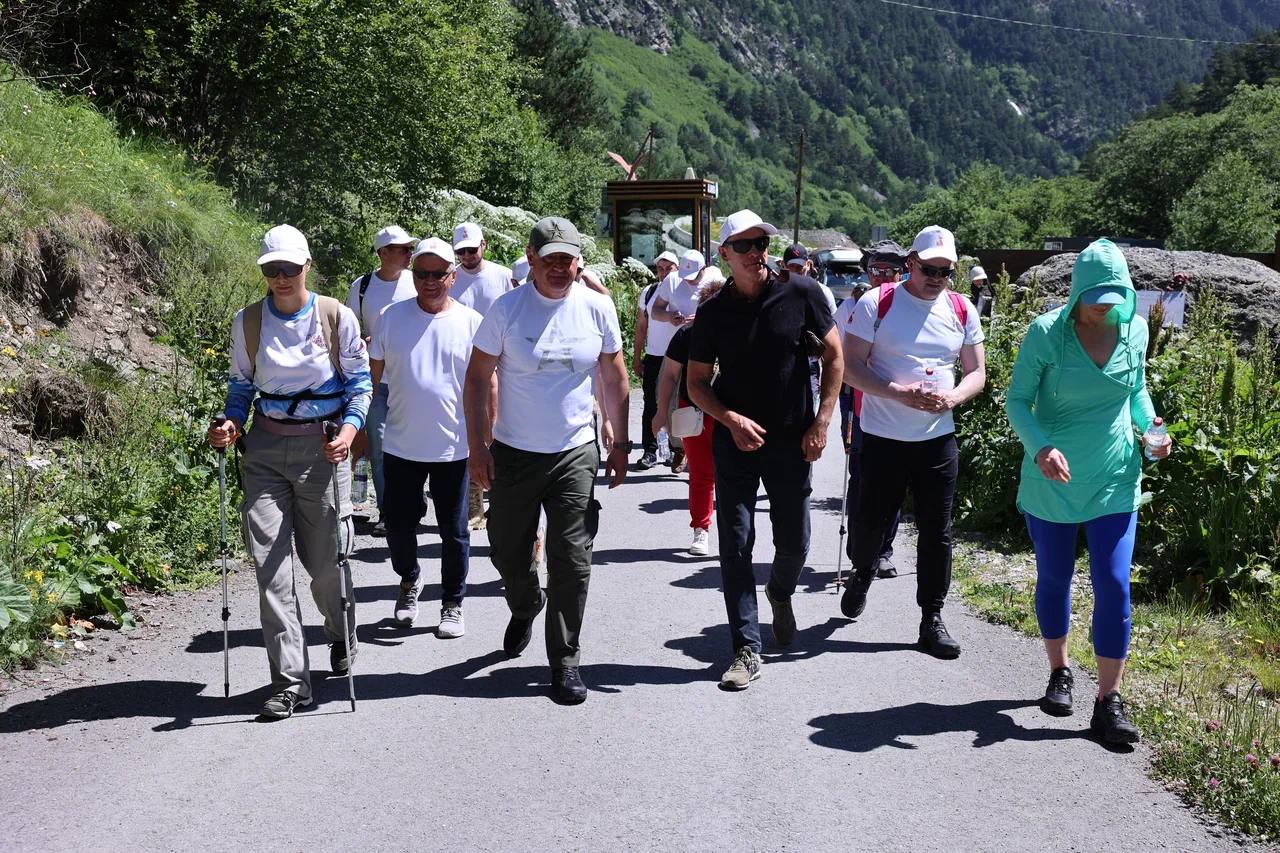 Вершина покорена!   Вместе с парламентскими делегациями из Москвы, Санкт-Петербурга и Запорожской области совершили восхождение на горный пик Осетии. Событие приурочено к 80-летию Победы в Великой Отечественной войне и 30-летию Парламента РСО-Алания.   У нашего восхождения большая символическая значимость, оно станет напоминанием о важности сохранения памяти о прошлом и стремлении к новым вершинам в будущем. А открывшийся с высоты гор панорамный вид станет символом перспектив нашего долгосрочного сотрудничества и крепкой дружбы.