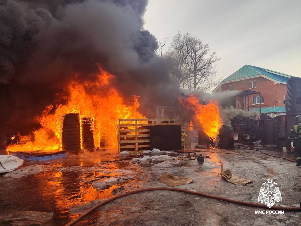 Пожар произошел на складе пластиковых труб. Возгорание локализовано на площади 250 м². Тушат огонь 25 спасателей и 8 единиц техники МЧС.   Пострадавших нет. Сообщение о возгорании поступило в 12:50.