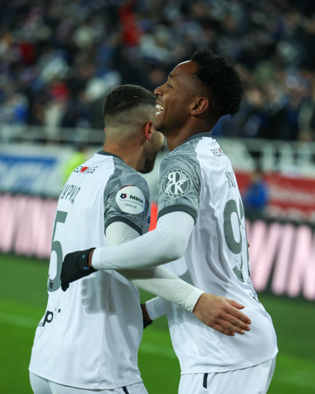 Балтика сыграла вничью с чемпионом Матч с Краснодаром действующим чемпионом страны только что завершился в Калининграде со счётом 1 1 Команды обменялись голами в первые минуты встречи сначала забил полузащитник гостей Эдуард Сперцян затем нападающий балтийцев Брайан Хиль Несмотря на множество опасных моментов у обоих ворот счёт больше не изменился Игра стала последней в первом круге сезона 2025 2026 который Балтика с 28 ю очками завершила на 5 м месте