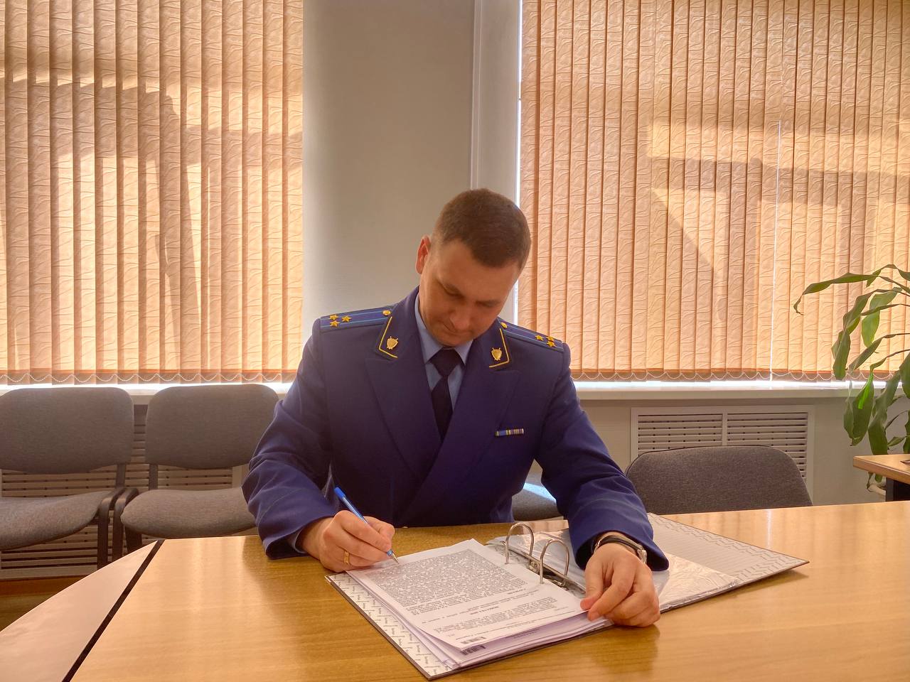 В Саратовской области прокуратура защитила права инвалида на получение лекарственного препарата  Прокуратура Октябрьского района города Саратова провела проверку исполнения законодательства о здравоохранении Установлено что 73 летний заявитель является инвалидом 1 группы По жизненным показаниям ему рекомендован прием лекарственного препарата Вопреки требованиям закона работники районной больницы длительное время не выписывали пациенту льготные рецепты он не обеспечивался положенным лекарством  С целью восстановления нарушенных прав прокуратура внесла представление в министерство здравоохранения региона Также по постановлению прокурора сотрудник медицинского учреждения привлечен к административной ответственности ч 3 ст 19 20 КоАП РФ осуществление деятельности с нарушением требований и условий предусмотренных лицензией По результатам вмешательства надзорного ведомства инвалиду предоставлен необходимый препарат