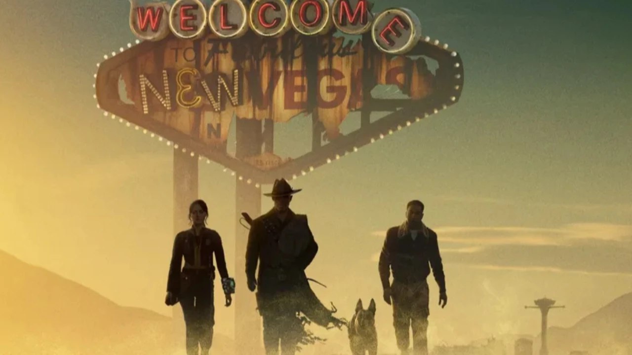 Трое на пути в Нью-Вегас, не считая собаки, на постере второго сезона Fallout   Amazon, Bethesda и Kilter Film опубликовали постер второго сезона Fallout с героями Эллы Пернелл, Уолтона Гоггинса и бельгийской овчарки в Нью-Вегасе, подтвердив премьеру новых эпизодов в декабре.